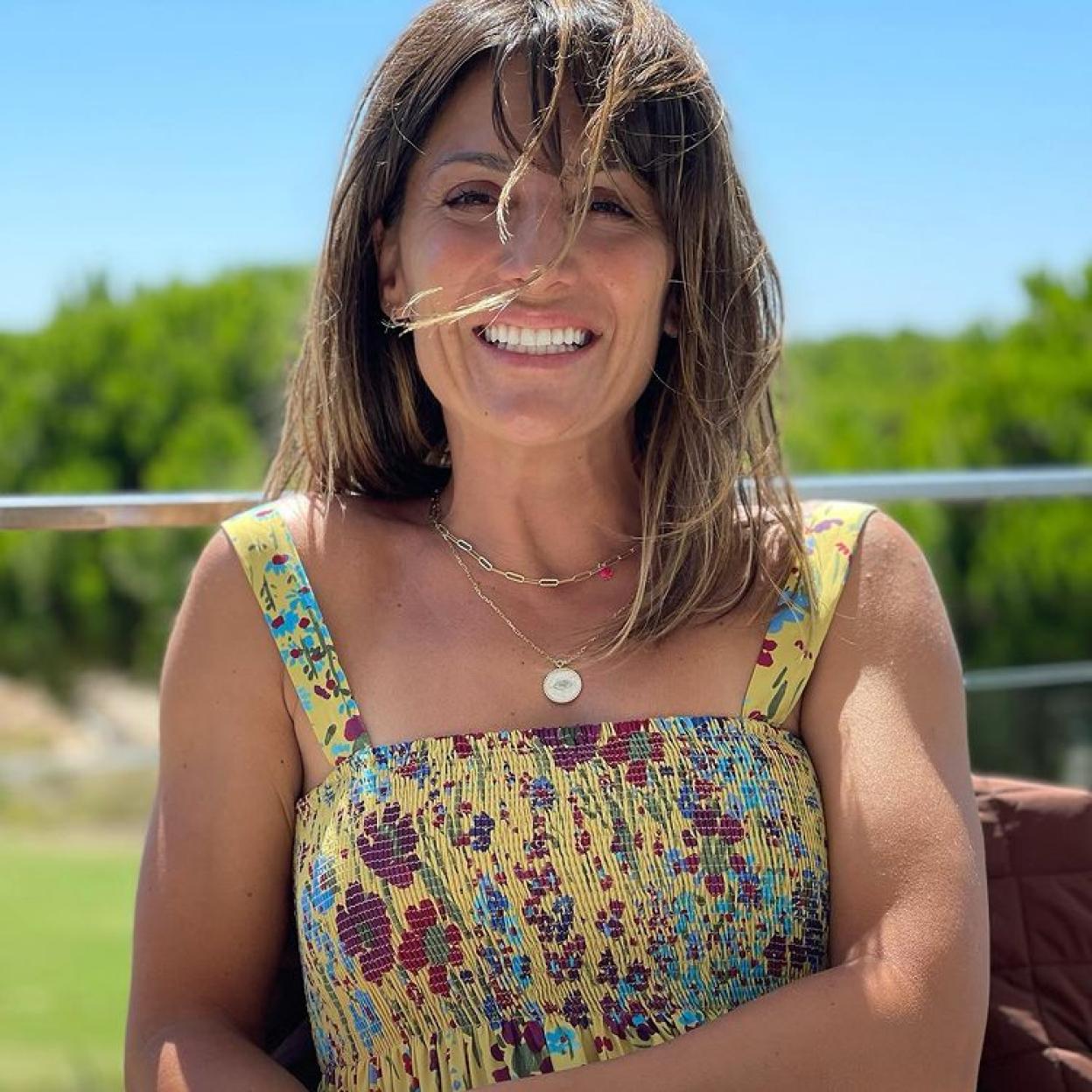 Pincha en la imagen para ver vestidos largos (algunos muy rebajados) que quedan bien con sandalias y zapatillas y que favorecen muchísimo.