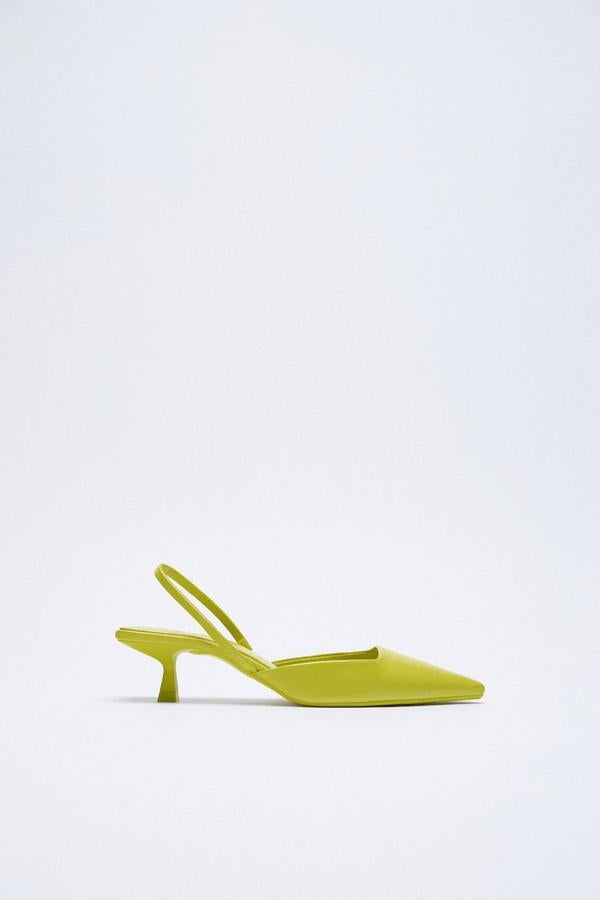 Zapato de piel con tacón kitten acabado en punta, color verde pistacho.