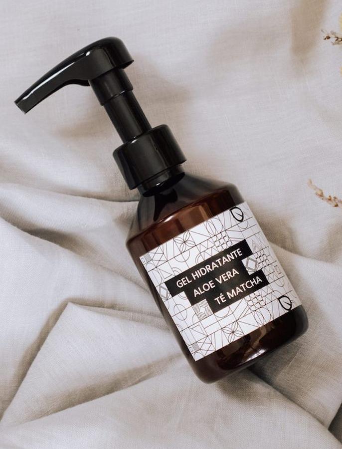 La hidratación es una de las claves de nuestra rutina en cualquier momento del año. Durante el verano, como destaca Rocío Escalante, tenemos que utilizar “cremas con ácido hialurónico, ceramidas o lípidos” en cuanto al cuerpo es importante aplicar “lociones hidratantes o aftersun para reparar”. Además, también recomienda utilizar un prologandor del bronceado. (Crema Waterlight de Skintsugi, 19,95 euros; Gel Hidratante Aloe Vera y Té Matcha de Gaura, 23,50 euros). 