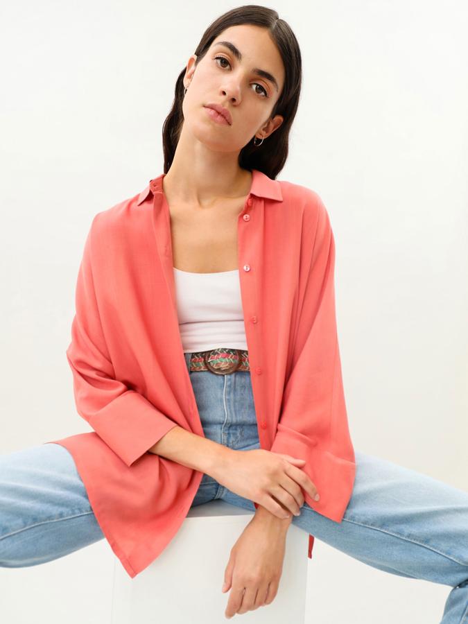 Disponible en rosa, blanco o con estampado de rayas, esta camisa oversize de manga larga tiene un precio de 12,99 euros.