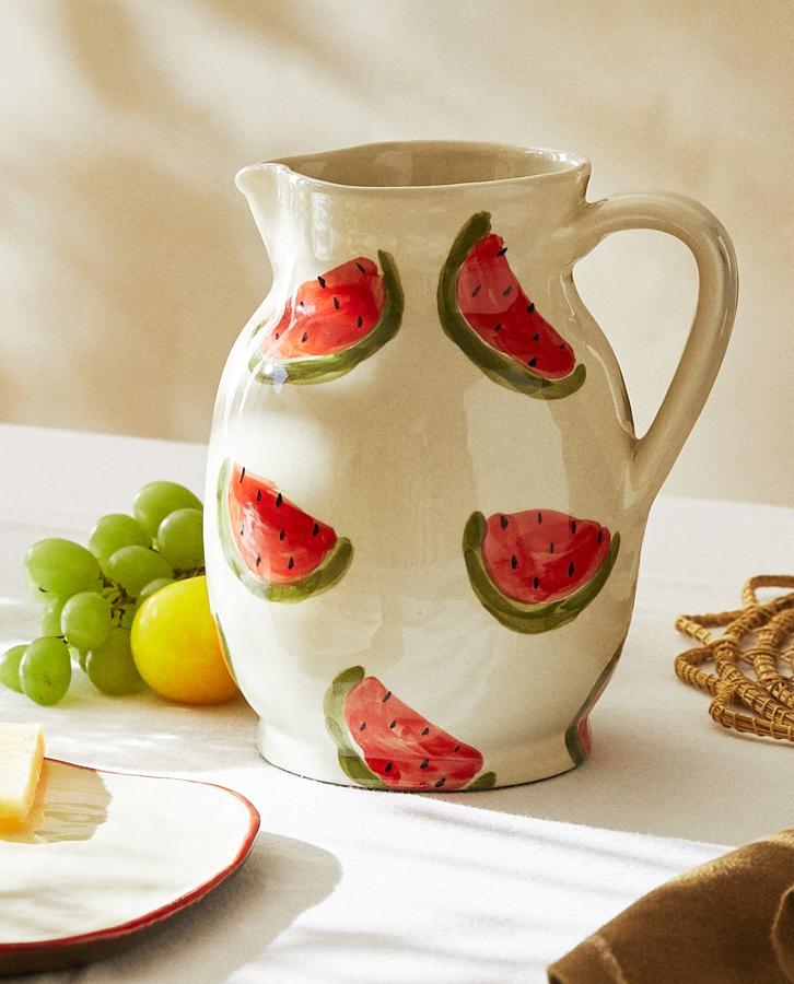 Elaborada en loza, esta jarra cuenta con un diseño de sandías pintado artesanalmente y tiene un precio de 29,99 euros. 