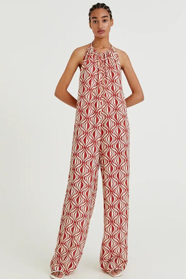 En color marrón, este mono largo estampado con cuello halter y espalda descubierta tiene un precio de 29,99 euros