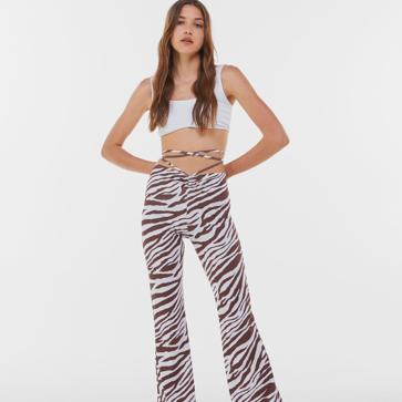 Imagen secundaria 1 - Estos son los pantalones con estampado de cebra más favorecedores que ya arrasan entre las influencers