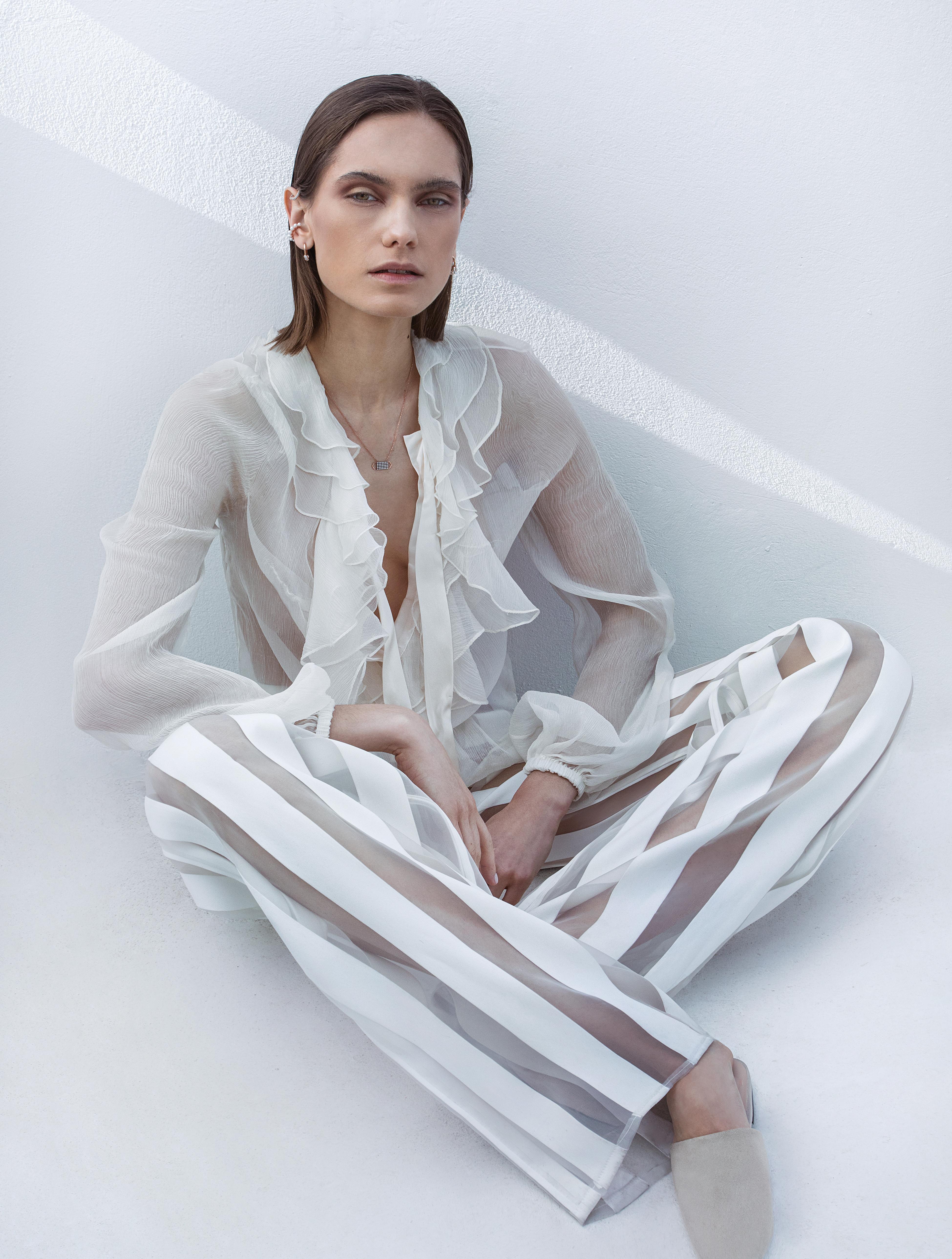 Blusa de seda, de Epifanios Atelier; pantalones, de Dimitris Petrou; pendientes y anillo, ambos de Regalon, y babuchas de Jil Sander