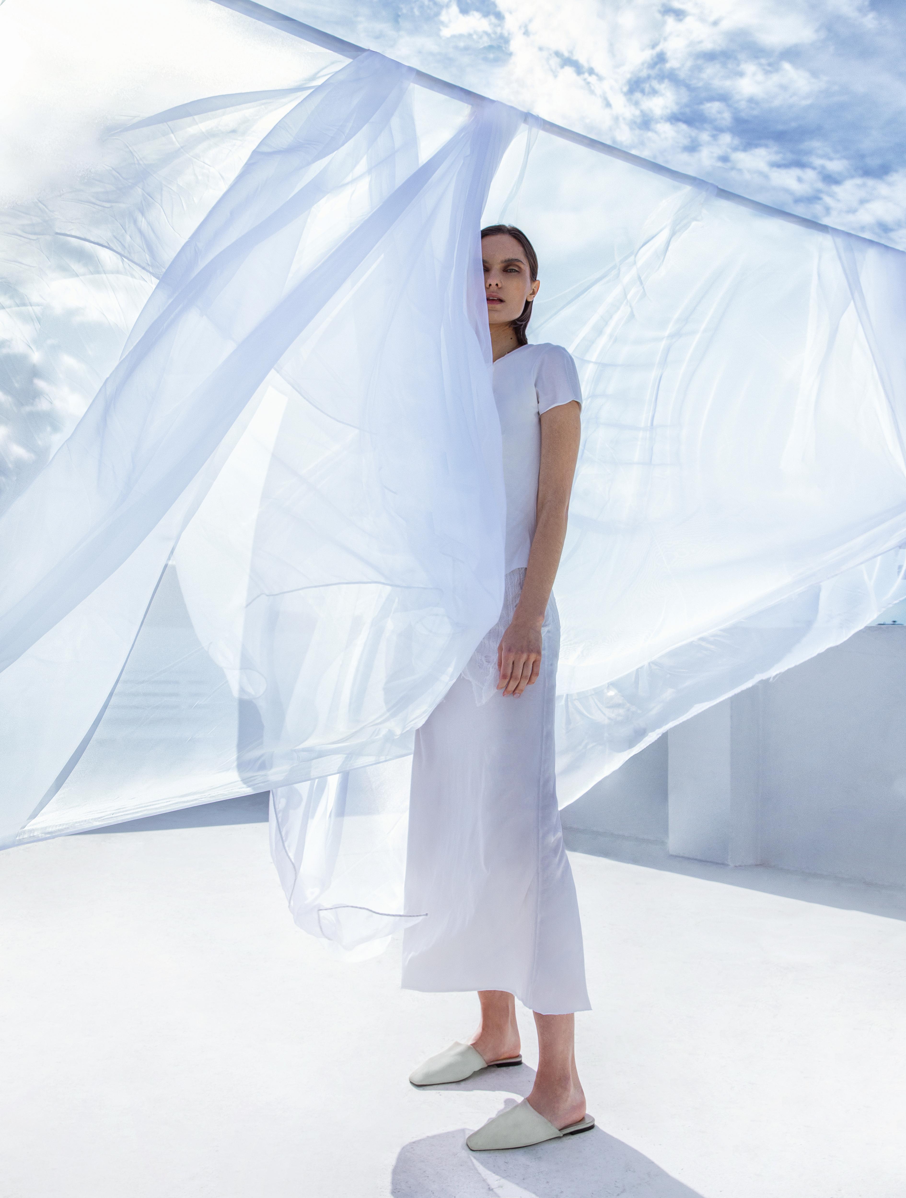 Vestido, de ChrisP, y babuchas de Jil Sander.