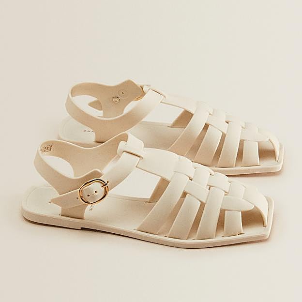 Imagen principal - Las cangrejeras de Zara Home y otros modelos con los que cambiar tus sandalias y conseguir los mejores looks del verano