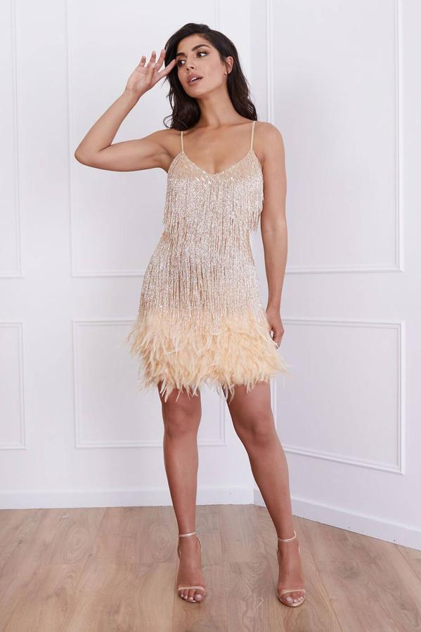 Vestido corto 'Lottie' con detalles de flecos brillantes y plumas, en tono champagne.
