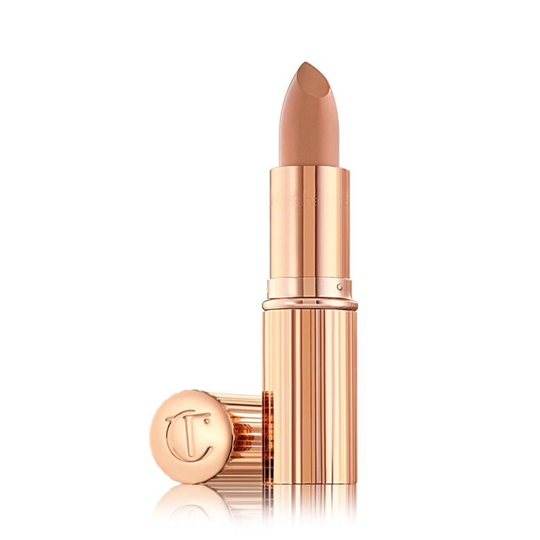 El nude favorito de los profesionales es el labial Pillow Talk de Charlotte Tilbury. Este pintalabios te sirve para que sea tu tono diario o para un evento especial. Contiene extracto de achiote y orquídea, de manera que hidrata y cuida los labios. 32,99 euros 