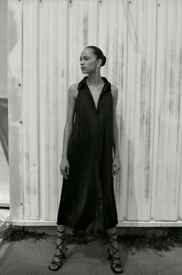 Diseño camisero para este vestido de Zara en tejido satinado con cuello solapa y mangas sisa. Con cierre frontal de botones a tono, cuesta 29,95 euros y está disponible entre las tallas XS y XL. 