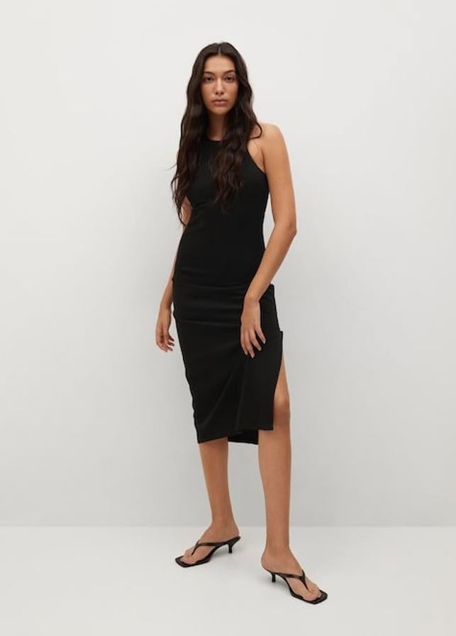 Con cuello redondo y confeccionado en tejido elástico, este vestido sin mangas de Mango de diseño entallado viene con abertura lateral en el bajo y tirantes anchos. Tiene un precio de 19,99 euros y está disponible entre las tallas XXS y XXL. 