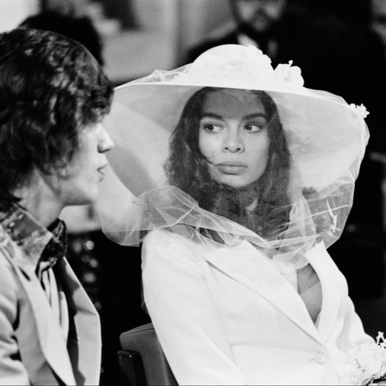 Pincha en la imagen para ver Los vestidos de invitada más bonitos de Tamara Falcó para inspirar nuestros mejores looks de boda este verano