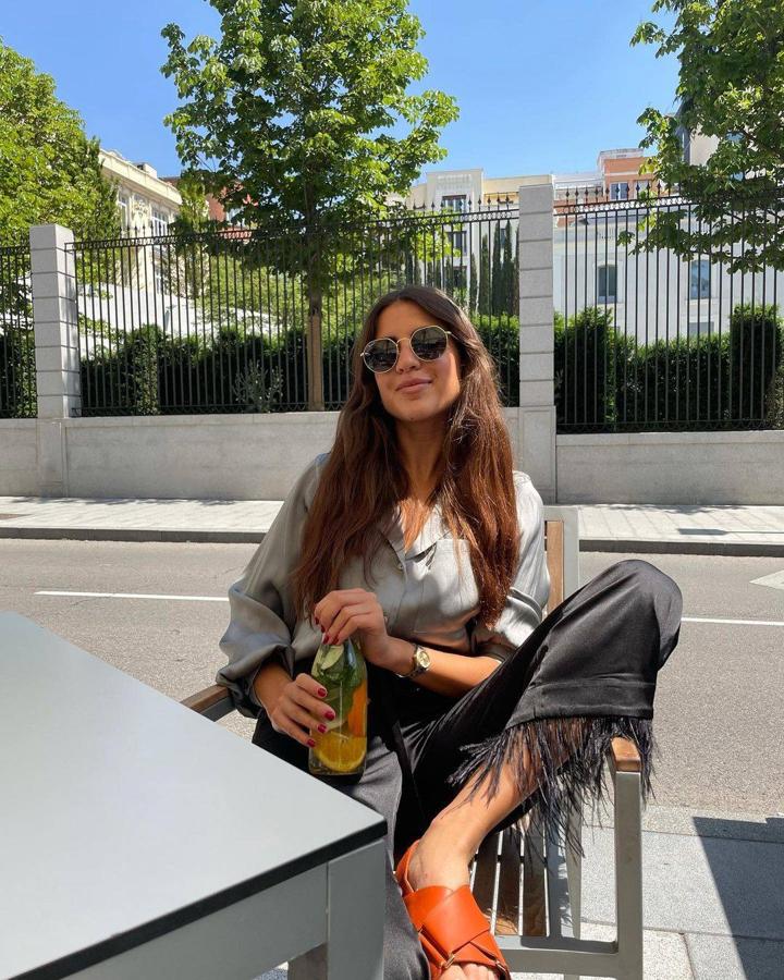 Unos pantalones satinados estilo pijama con plumas en el bajo, como guiño sutil pero muy favorecedor.