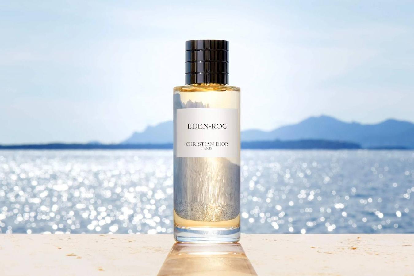 Un perfume con notas olfativas saladas que recuerda al Mar Mediterráneo. Floral y amaderado, combina el frescor marino con el calor del sol y la sombra de los pinos.