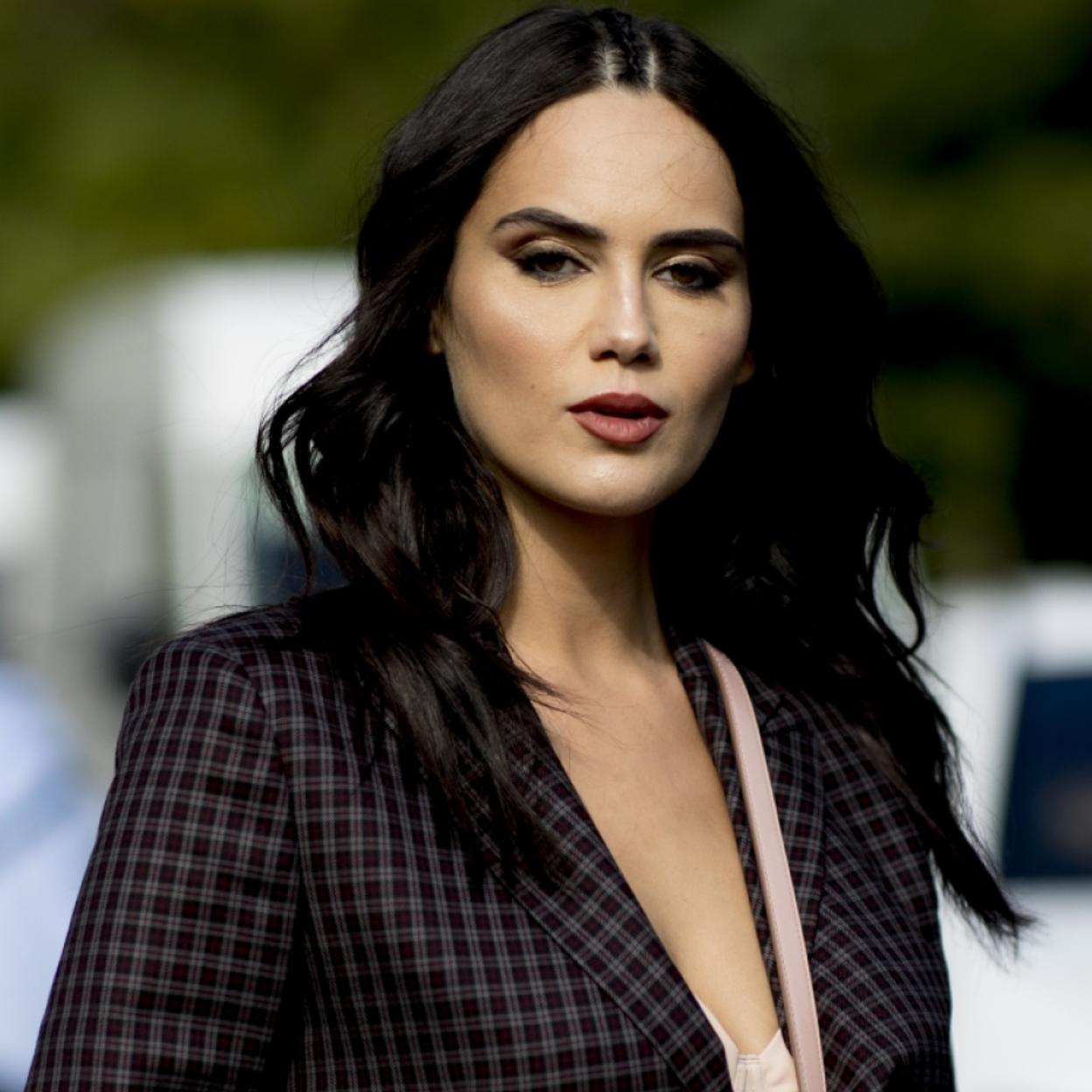 Pincha en la imagen para descubrir los mejores sprays fijadores de maquillaje para no perder en glamour en las olas de calor. 