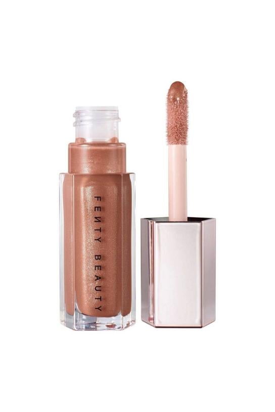 ¿Labios explosivos en menos de 2 minutos? Gloss Bomb Universal Lip Luminizer de Fenty Beauty es tu labial, y además es nude. Tiene tres tonos disponibles, pero que se adaptan a todo tipo de pieles. Te encantará su acabado y su aroma adictivo a melocotón. 19,99 euros