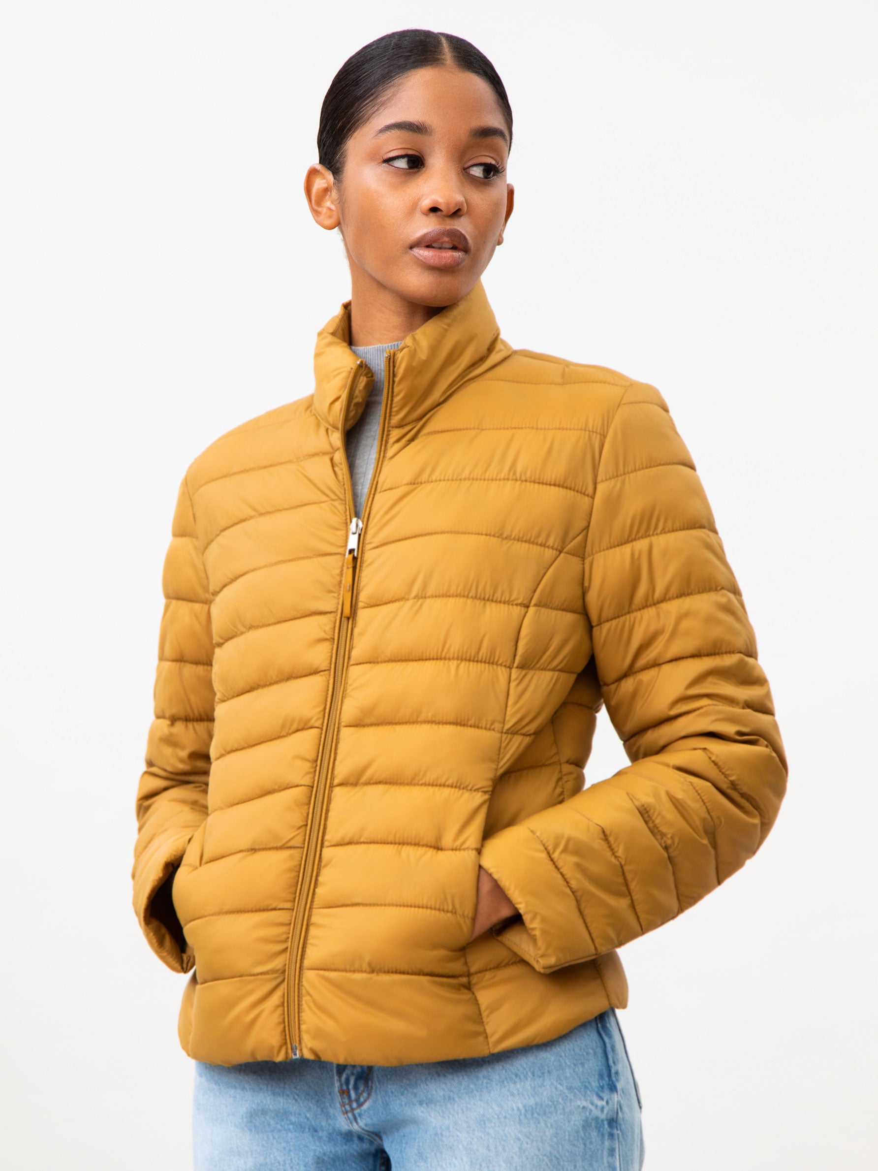 Vale, pensar en abrigos plumas en agosto da sofoco, pero es que este está rebajado en Lefties a 7.99 euros.