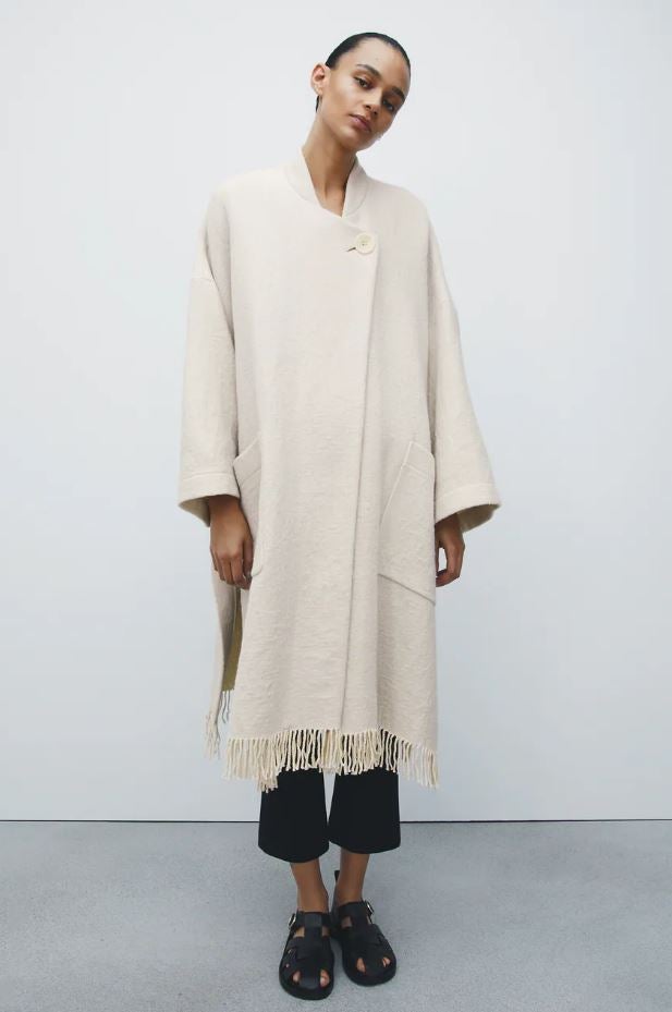 Estamos deseando que refresque para estrenar este abrigo de lana tipo poncho que hemos encontrado en Zara rebajado de 109.95 a 25.99 euros. 