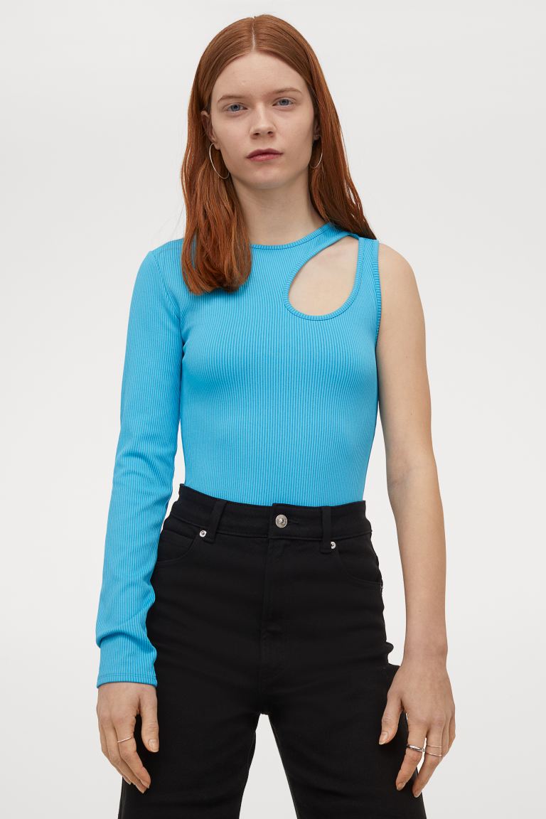 Body asimétrico de punto con una manga larga y apertura en el escote, de H&M (8,99 €).