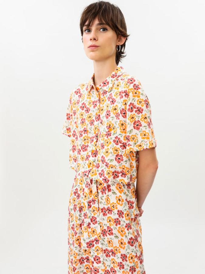 Diseño cropped con cuello camisero y bolsillos de plastrón en la pechera para esta camisa de Lefties confeccionada en un tejido de estructura ligero. Disponible en color teja con estampado a tono, en azul con estampado paisley y en crudo medio con estampado de flores, tiene un precio de 9,99 euros y podemos encontrarla entre las tallas S y XL.