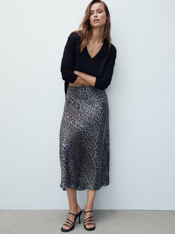 De corte fluido y con largo por encima del tobillo, esta preciosa falda con estampado de leopardo en azul vigo es de Massimo Dutti y tiene un precio de 59,95 euros. Está disponible entre las tallas 34 y 42. 