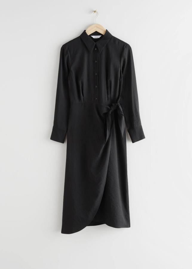 Vestido midi con abertura en falda y detalle anudado para definir la cintura, en negro.