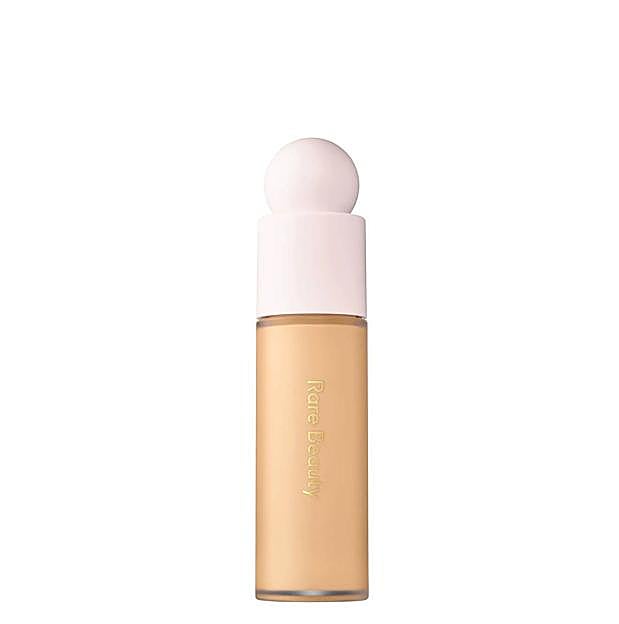 Base de maquillaje fluida de Rare Beauty (32,99 euros).