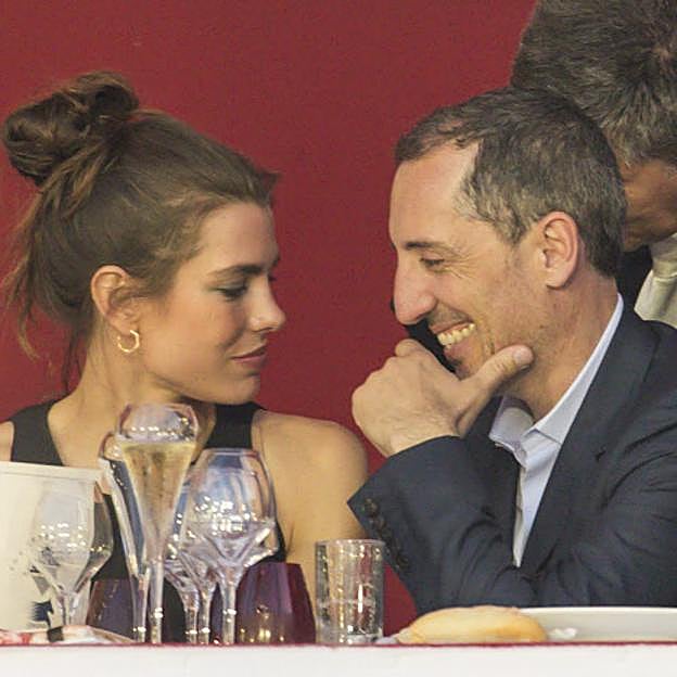 Según el cómico afincado en Francia, su amor por Carlota Casiraghi fue un flechazo a primera vista. 