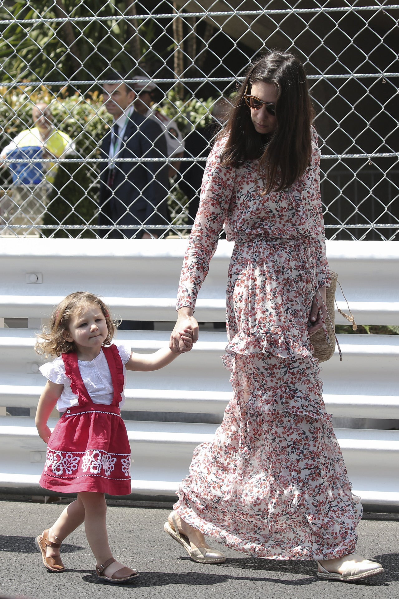 Eso sí, los maxi vestidos de flores y los zapatos planos, como estas alpargatas tipo menorquinas que llevarían la Reina Letizia o la Princesa Leonor y la Infanta Sofía, son sus favoritos.