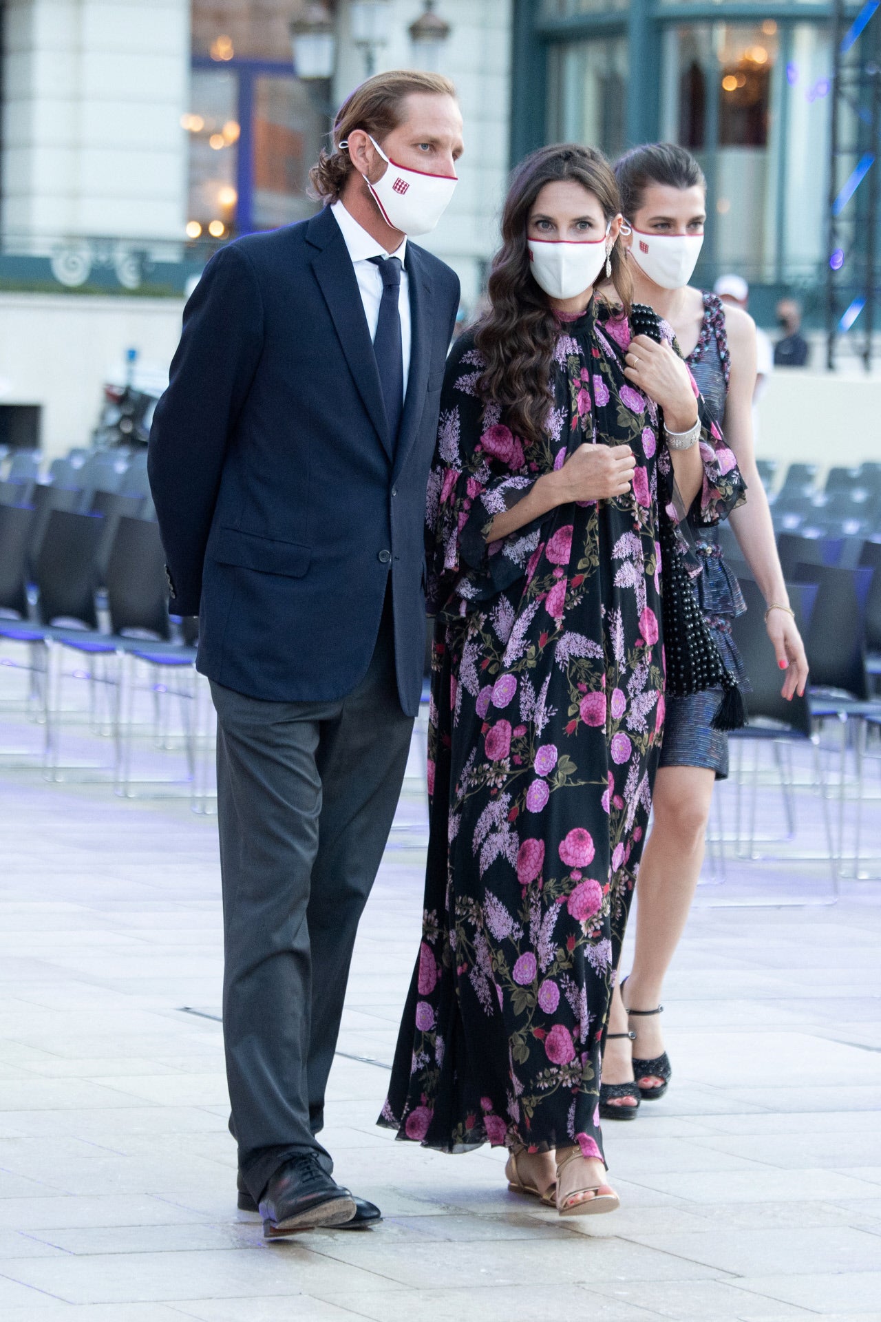 Para acudir al tradicional concierto de la Cruz Roja en Montecarlo, Tatiana Santo Domingo apostó por un maxi vestido de seda con estampado de flores XXL de Giambattista Valli que combinó con sandalias planas de metalizadas de Gianvitto Rossi.