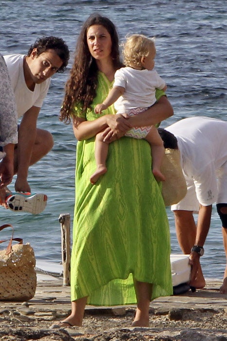 Las vacaiones de los Casiraghi-Santo Domingo discurren entre las costas de Ibiza y St. Tropez, y para sus jornadas en la playa o en el yate de Carolina de Mónaco, Tatiana Santo Domingo da buena cuenta de una envidiable colección de caftanes llenos de color.