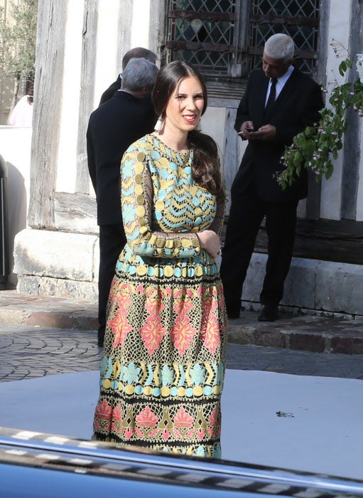 Para asistir en 2015 a la boda de Noor Fares y Alexandre Khawam, Tatiana Santo Domingo eligió un impresionante vestido bordado lleno de color de Valentino.