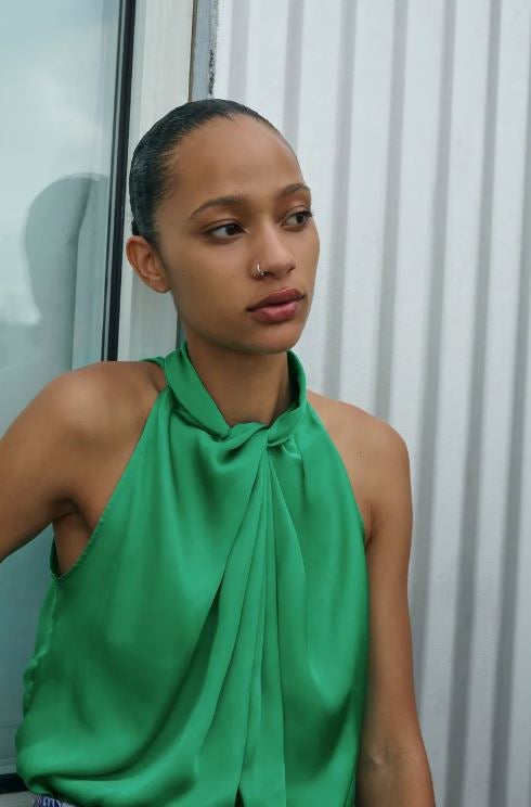 Para ir de boda o para llevar con vaqueros, este top de escote halter en satén verde tiene efecto buena cara inmediato. Cuesta 19.95 euros.