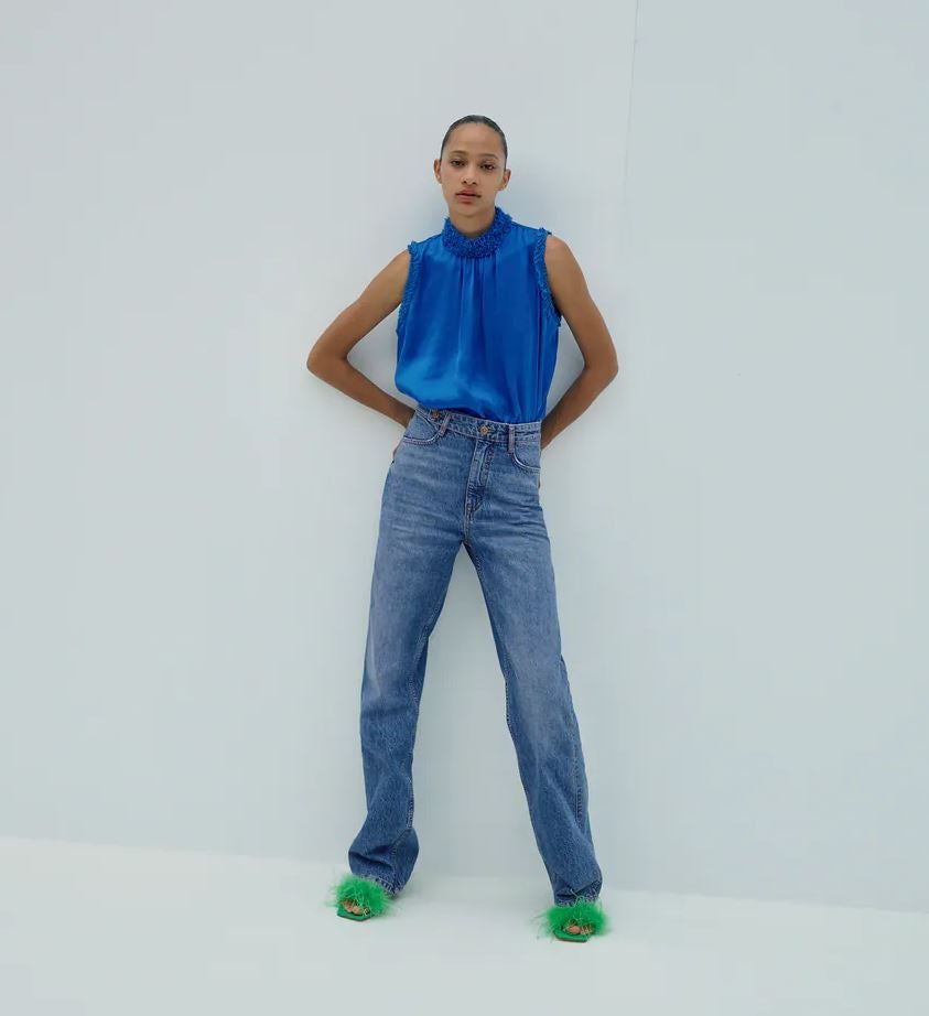 Otro de los tops de Zara que no vamos a querer quitarnos la próxima temporada es este azulón de satén que cuesta 19.95 euors.