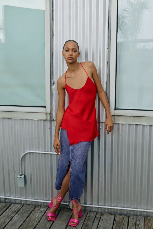 Atrevido y muy sexy, este top lencero rojo con escote a la espalda de Zara cuesta 19.95 euros.