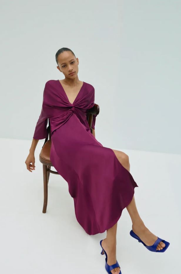 Las invitadas de invierno tienen una apuesta segura con este vestido de escote cruzado en satén color berenjena. Cuesta 39.95 euros.