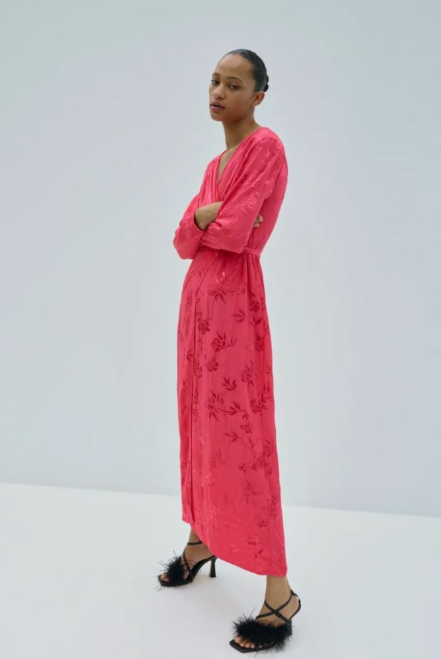 Este 'wrap dress' en satén estampado de color fucsia va a ser el más deseado de la temporada de bodas de otoño. ¿Confirmamos que hemos encontrado el vestido de invitada más bonito y que cuesta menos de 50 euros en Zara? Confirmamos.