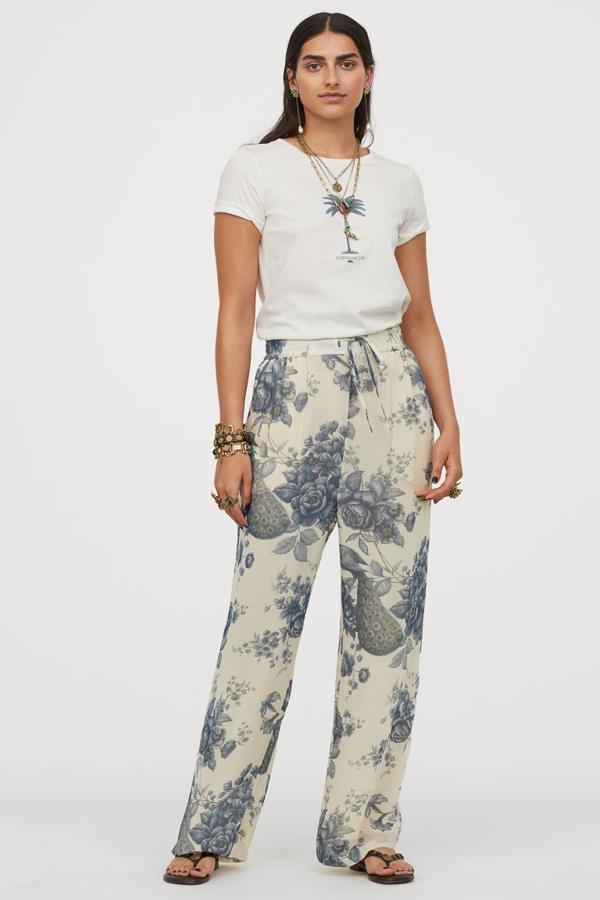 En crepé de gasa con suave caída, este pantalón largo de talle alto viene con elástico revestido en la cintura y cordón de ajuste. Cuesta 39,99 euros.