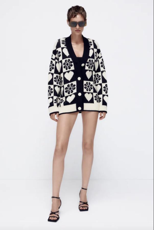 En blanco y negro esta chaqueta jacquard con motivos de corazones y estrellas de Zara tiene escote de pico, mangas largas y cierre frontal con botones forrados. Podemos encontrarla en las tallas S, M y L y cuesta 29,95 euros. 
