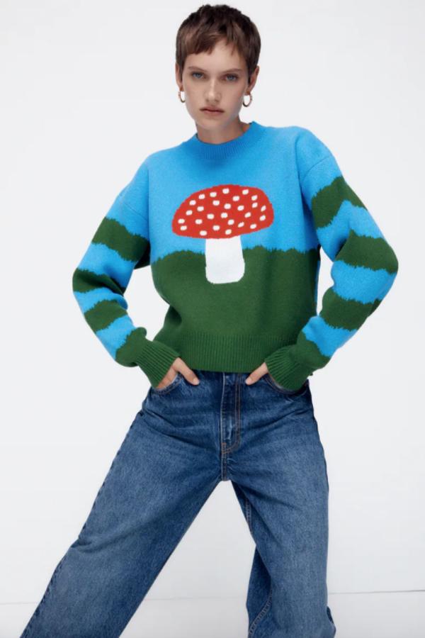 La propuesta más simpática es de Zara y viene en color azul y verde con una divertida seta estampada en blanco y rojo. Con cuello redondo y mangas largas, cuesta 25,95 euros y está disponible entre las tallas XS y L.