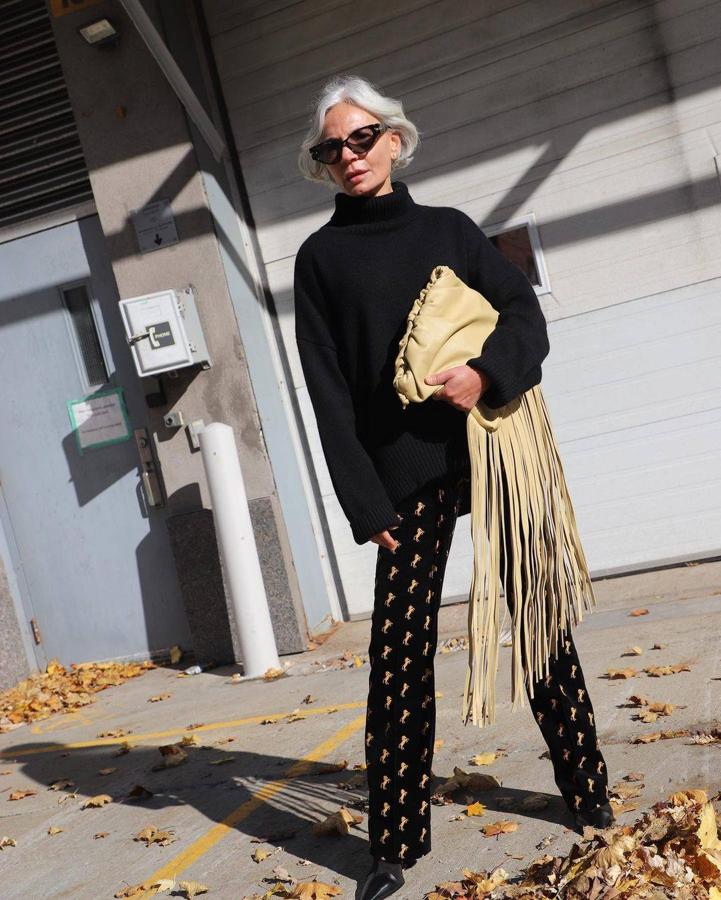 Los bolsos también embellecen con estos adornos. Bandoleras de ante, clutch con maxi flecos o bolsos de noche con colgantes brillantes están a la moda.