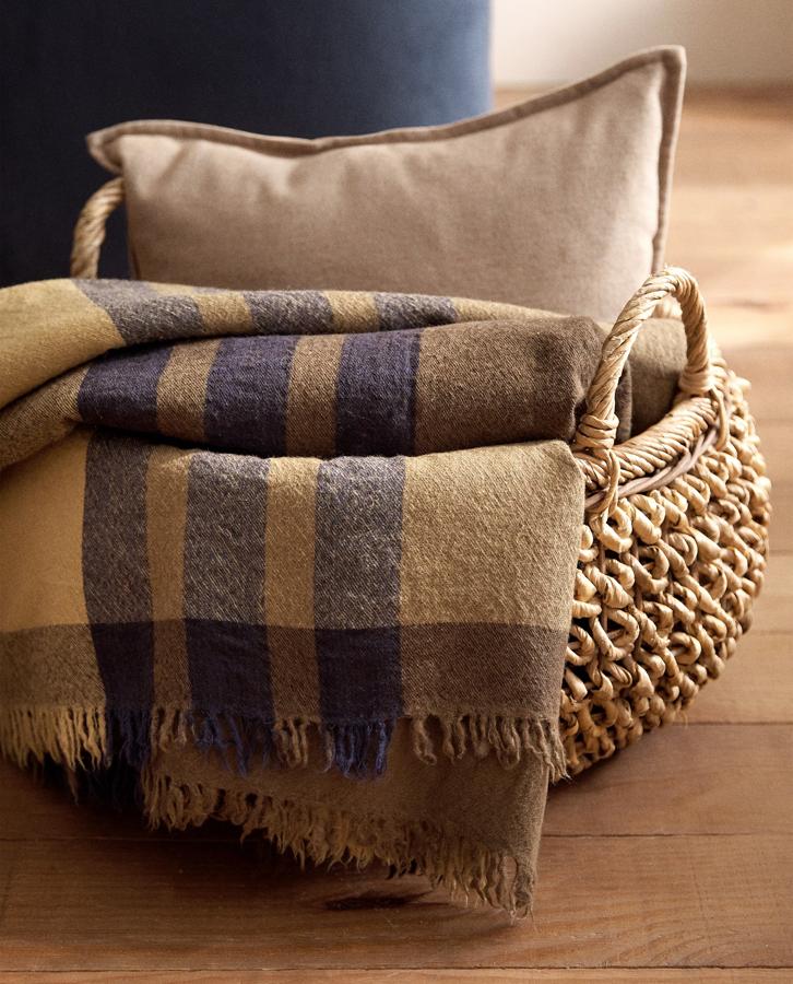 Con una medida de 140x190 centímetros, esta manta de lana con diseño de cuadros en contraste tiene ahora un precio rebajado de 29,99 euros.
