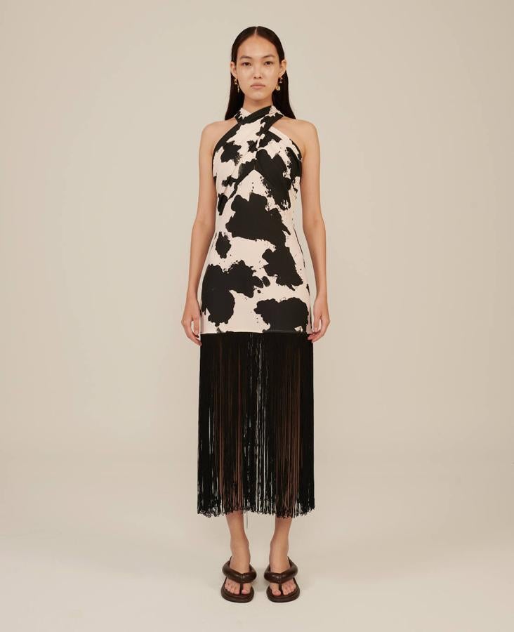Vestido halter con estampado manchado en blanco y negro, rematado con flecos largos.