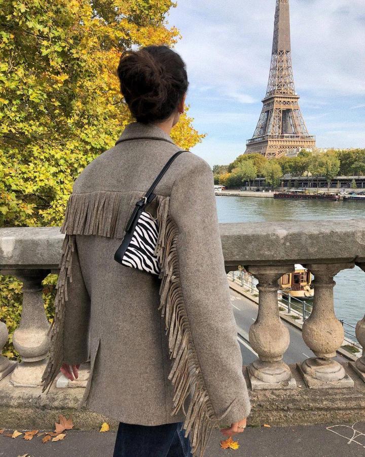 Si hay una prenda que debe llevar flecos, esa es la chaqueta. Ya sea de lana, de cuero, vaquera o de piel vuelta, aporta un toque western de lo más 'chic'.