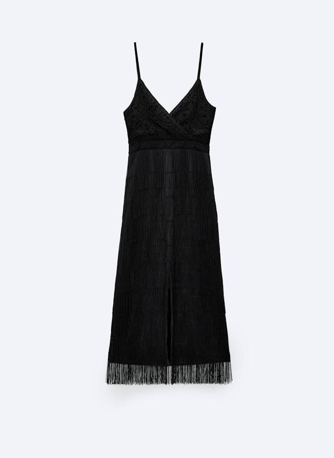 Vestido midi confeccionado con tejido tipo crochet combinado con flecos, escote en pico y tirantes trenzados, en negro.