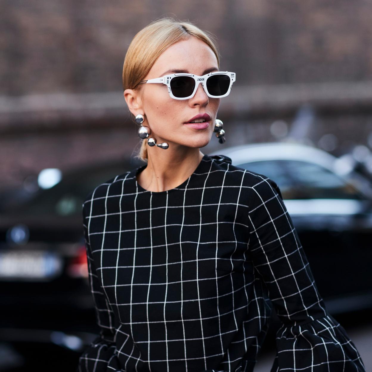 Pincha en la imagen para descubrir los vestidos midi de color negro que son la tendencia más fuerte de las nuevas colecciones.