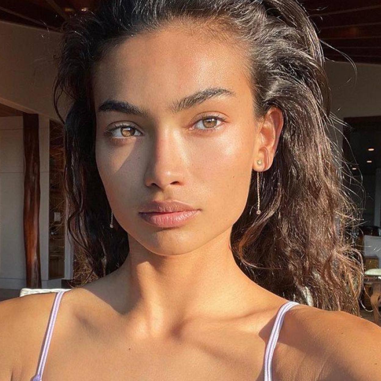 Pincha en la imagen para descubrir las mejores cremas solares antiedad para la cara que sí llevan la máxima protección para evitar manchas y arrugas durante todo el año.