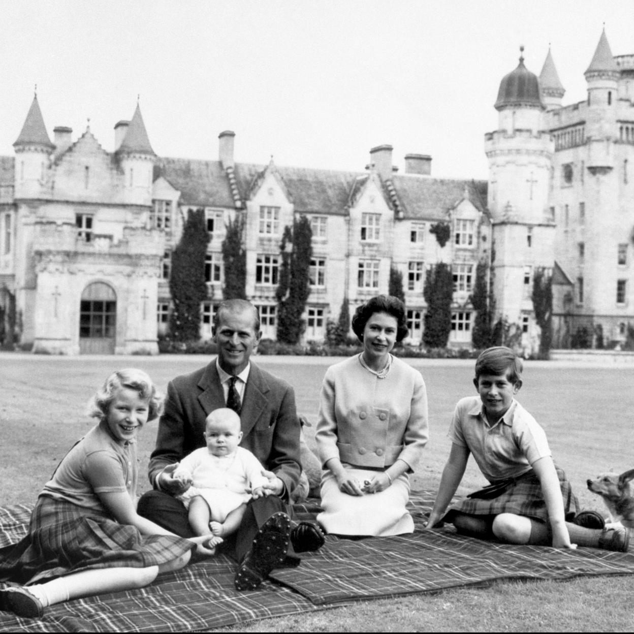 La reina Isabel II y su familia al completo en Balmoral. Si quieres ver su vida en imágenes, pincha en la foto.