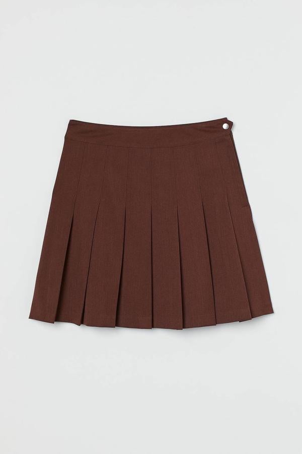 Falda corta tableada con vuelo y talle alto, en marrón.