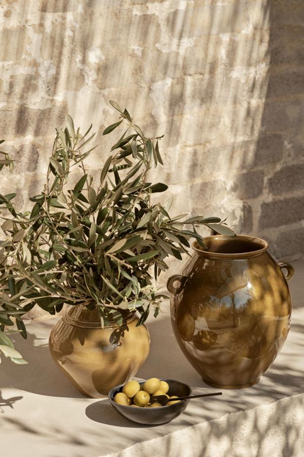 En color verde caqui, este jarrón de cerámica tiene una altura de 20 centímetros y un diámetro de 19,5. Su precio es de 14,99 euros.