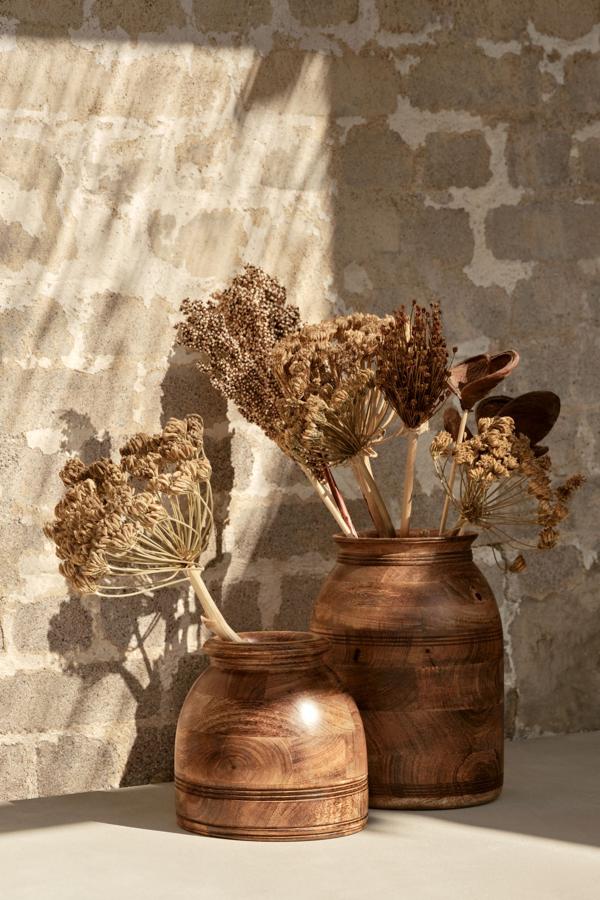 Este jarrón grande fabricado en madera de mango tiene una altura de 30 centímetros y un precio de 44,99 euros.